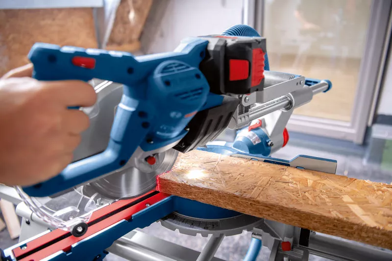 GCM 18V-216 D Professional Akku-Kapp- und Gehrungssäge BITURBO