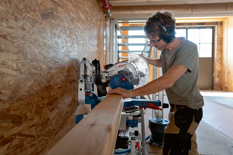 GCM 18V-305 GDC Professional Akku-Kapp- und Gehrungssäge BITURBO