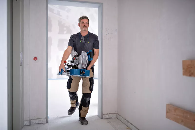 GCM 18V-216 D Professional Akku-Kapp- und Gehrungssäge BITURBO